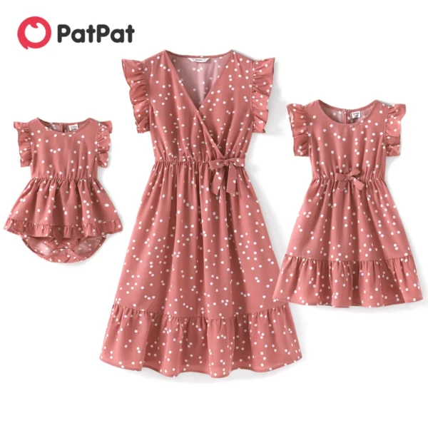 PatPat الأسرة مطابقة وتتسابق الأم ابنة الملابس في جميع أنحاء النقاط الوردي الصليب التفاف الخامس الرقبة كشكش رفرفة الأكمام فساتين